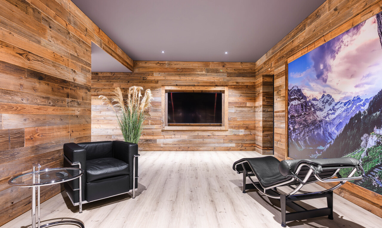 gym avec mur en bois, wood wall, from property, sol en finition bois, et wood finish floor