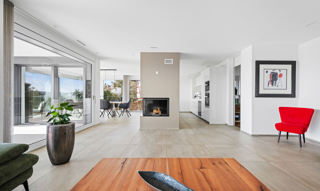 wohnzimmer mit inside property, concrete tile, natürliches licht, natural light, und gipskartonwand