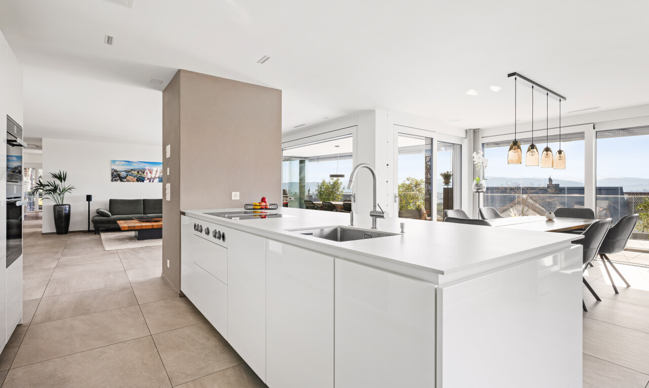 küche mit arbeitsplatten, light countertops, öffnet sich zum wohnraum, opens to living area, und light floor