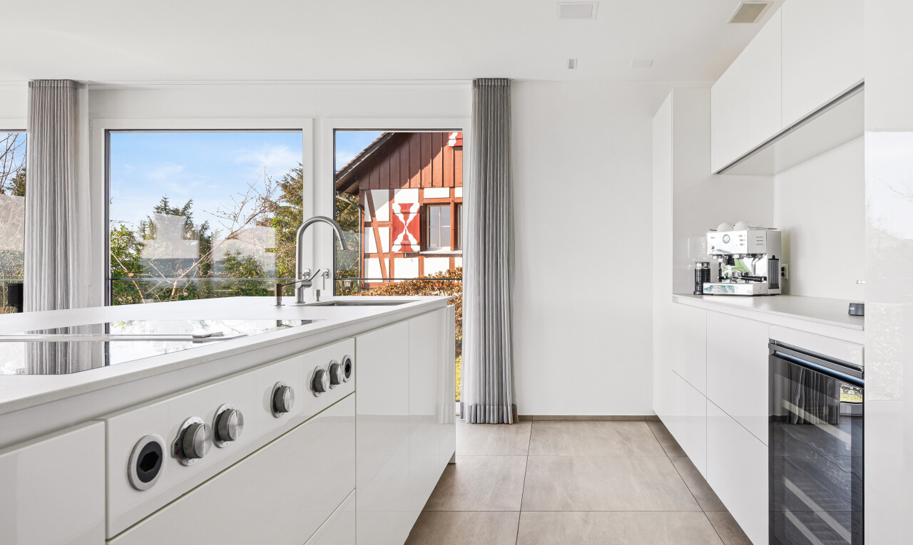 küche mit weiße schränke, white cabinets, schränke mit flachen paneelen, flat panel cabinets, und light countertops