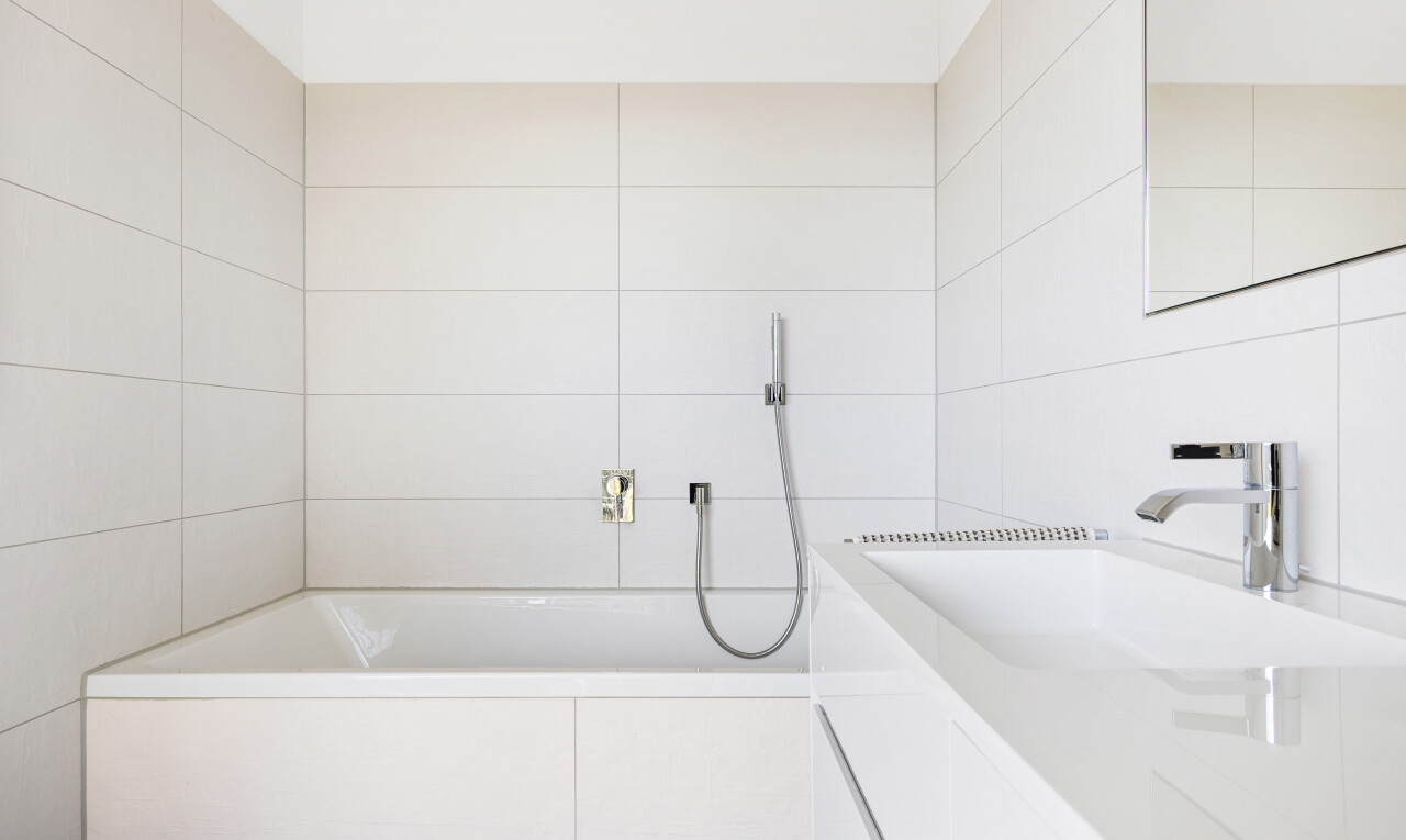 bad mit spiegel, schminktisch, komplettes badezimmer, waschbecken, und bad