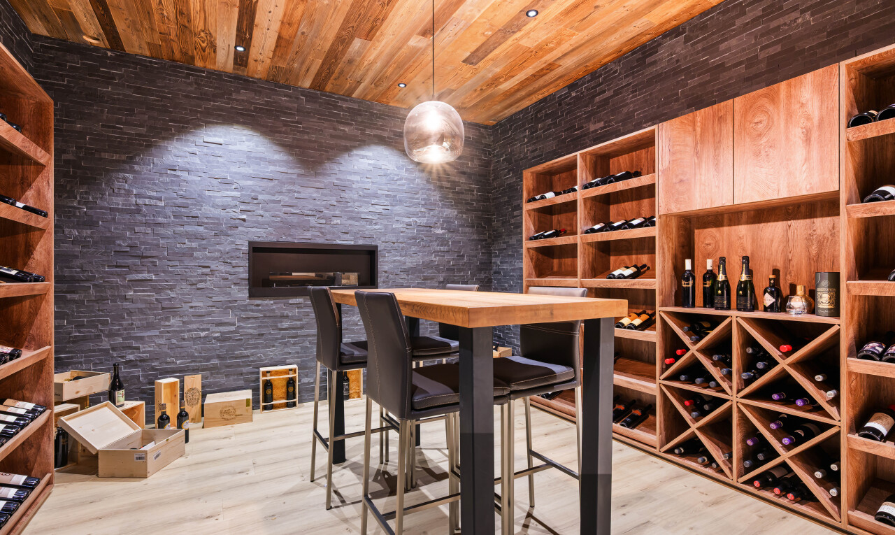 cave avec sol en finition bois, wood finish floor, mur en pierre, stone wall, et plafond en bois