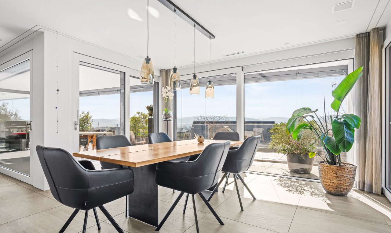 esszimmer mit day time, inside property, natürliches licht, und natural light