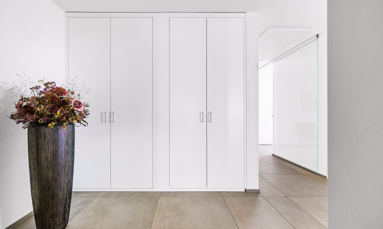 zimmer / schlafzimmer mit gipskartonwand, drywall, light floor, und inside property