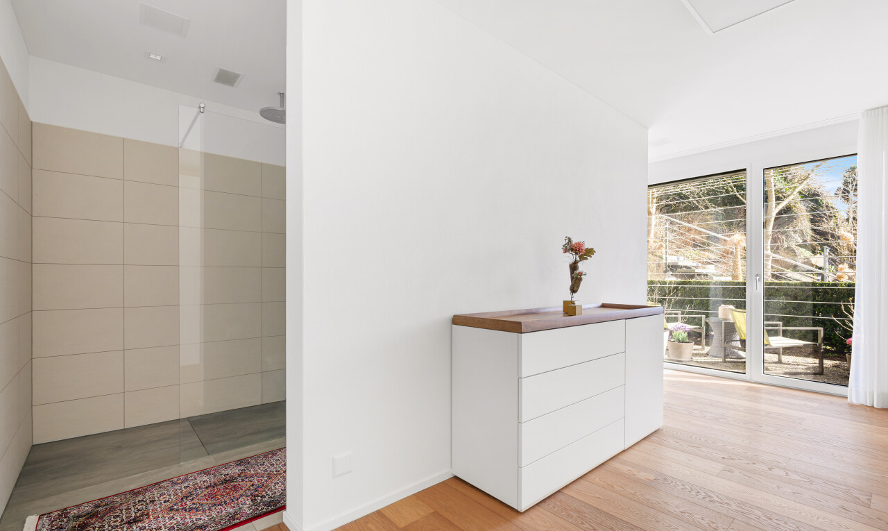 leerer raum mit drywall, gipskartonwand, wood finish floor, holzfußboden, und inside property