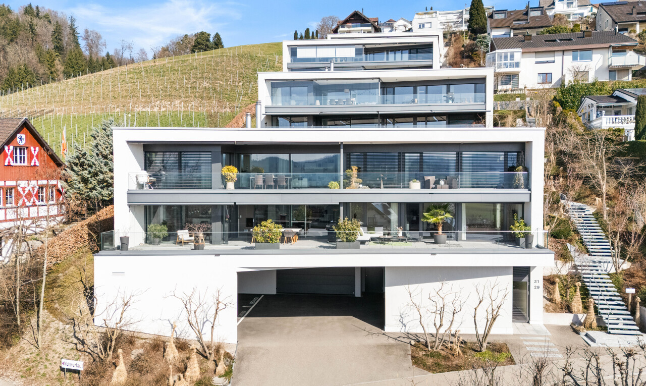 außenansicht mit glasverkleidung, day time, balkon, und integrierter carport
