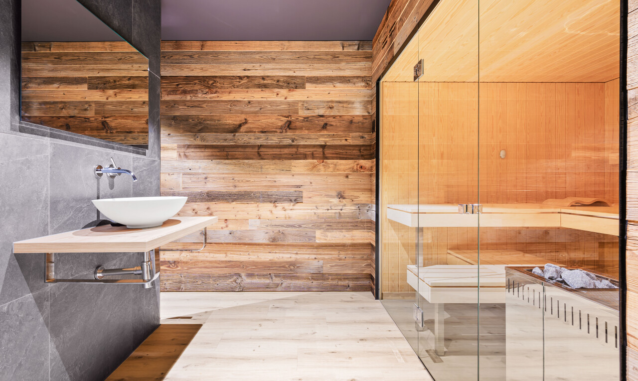 salle de bains avec inside property, mur en bois, wood wall, lavabo (ou coiffeuse selon le contexte), et évier