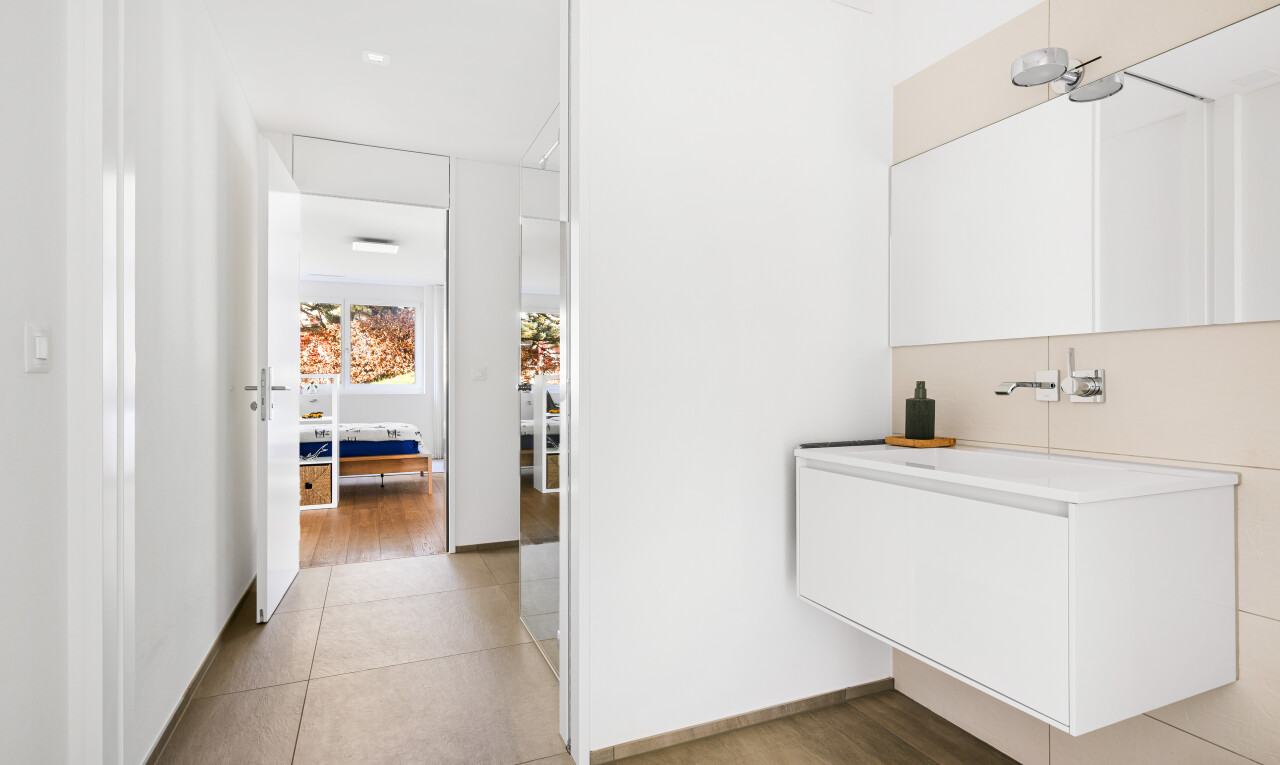 salle de bains avec lavabo (ou coiffeuse selon le contexte), inside property, cloison sèche, drywall, et sol en finition bois