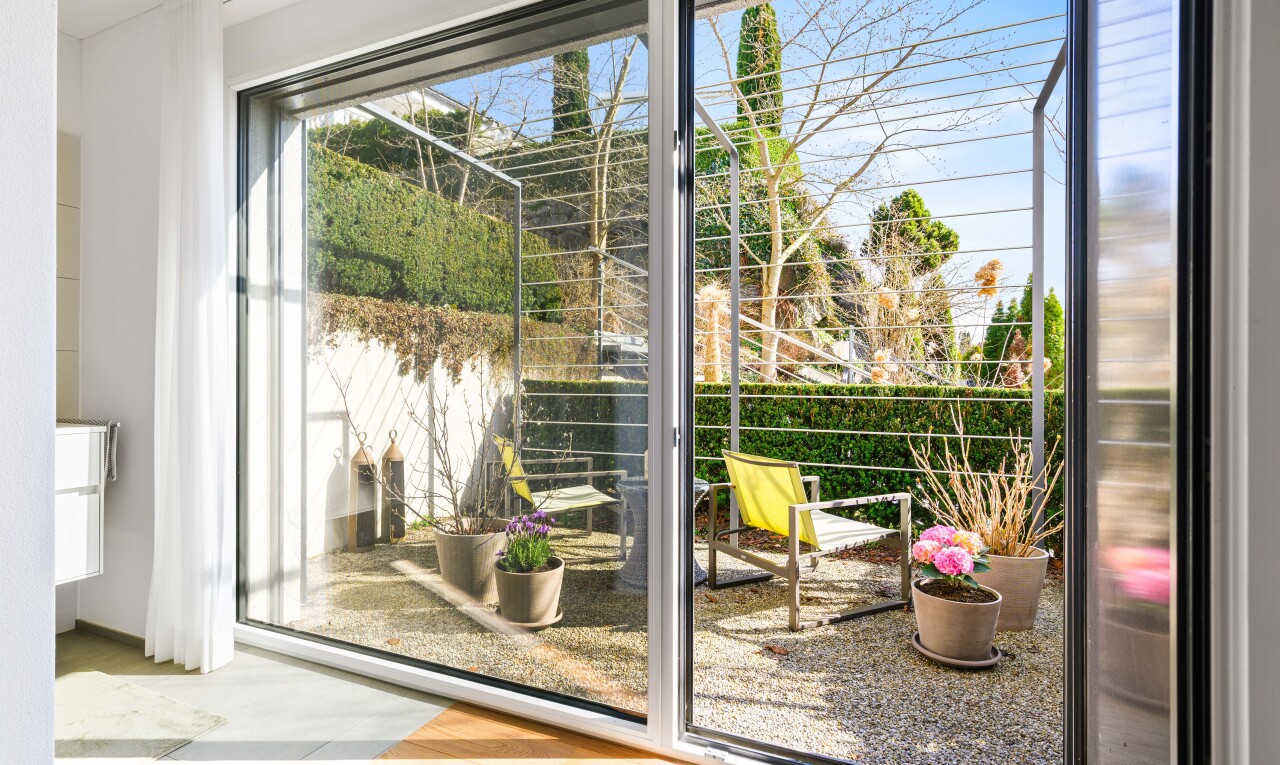 einzelheiten mit day time, interior, floor, wall / siding, und door