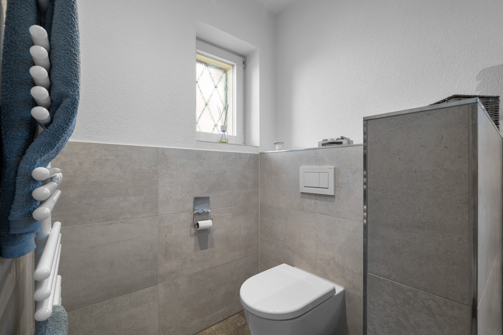 salle de bains avec tile wall, mur en carrelage, inside property, natural light, et lumière naturelle