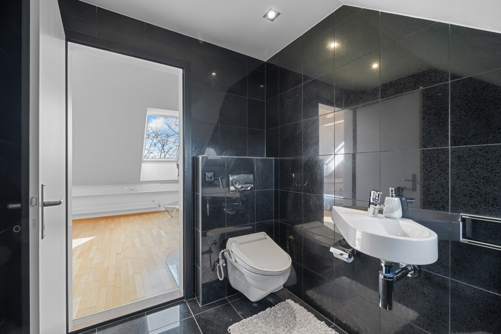 salle de bains avec mur en carrelage, tile wall, sol en carrelage, tile floor, et inside property