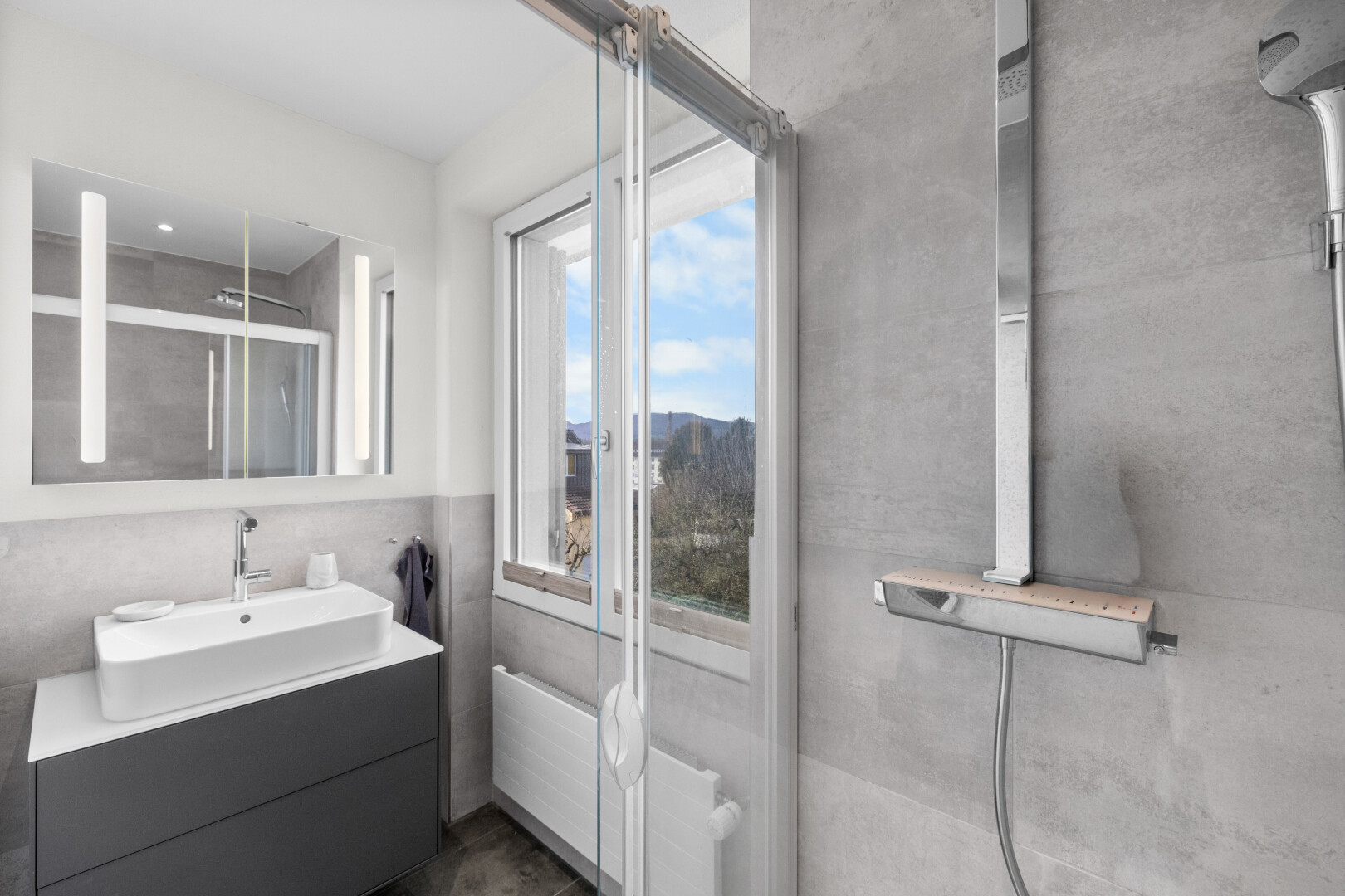 salle de bains avec inside property, miroir, salle de bain complète, lavabo (ou coiffeuse selon le contexte), et day time