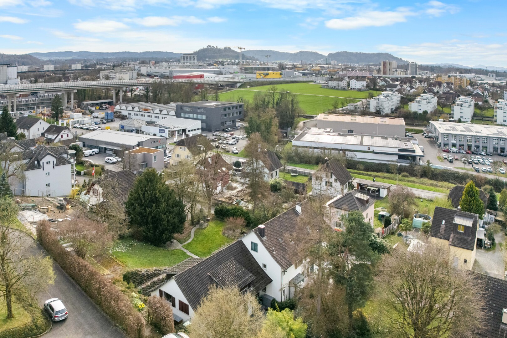 extérieur du bâtiment avec aerial view, day time, et vue sur la montagne
