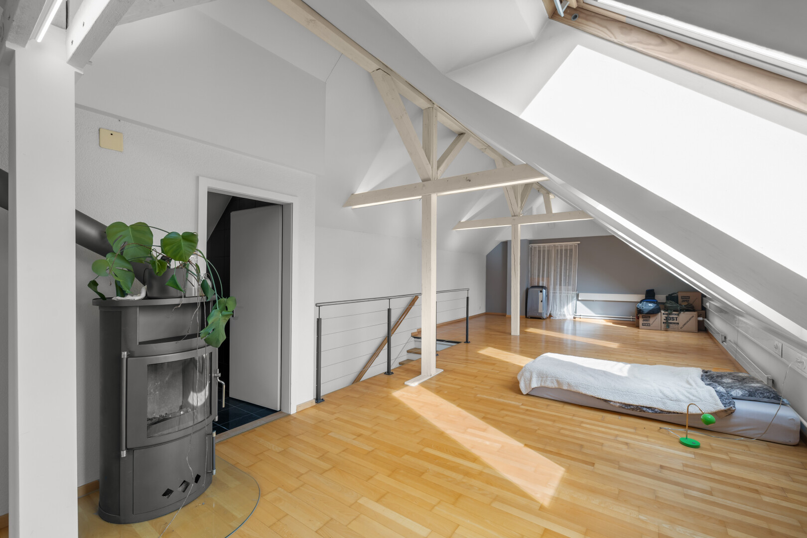 chambre avec plafond voûté, vaulted ceiling, sol en finition bois, wood finish floor, et inside property