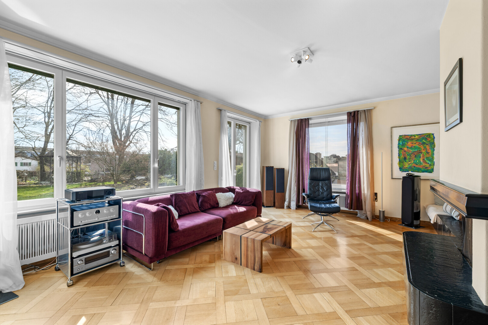 salon avec parquet floor, wood finish floor, sol en finition bois, inside property, et drywall