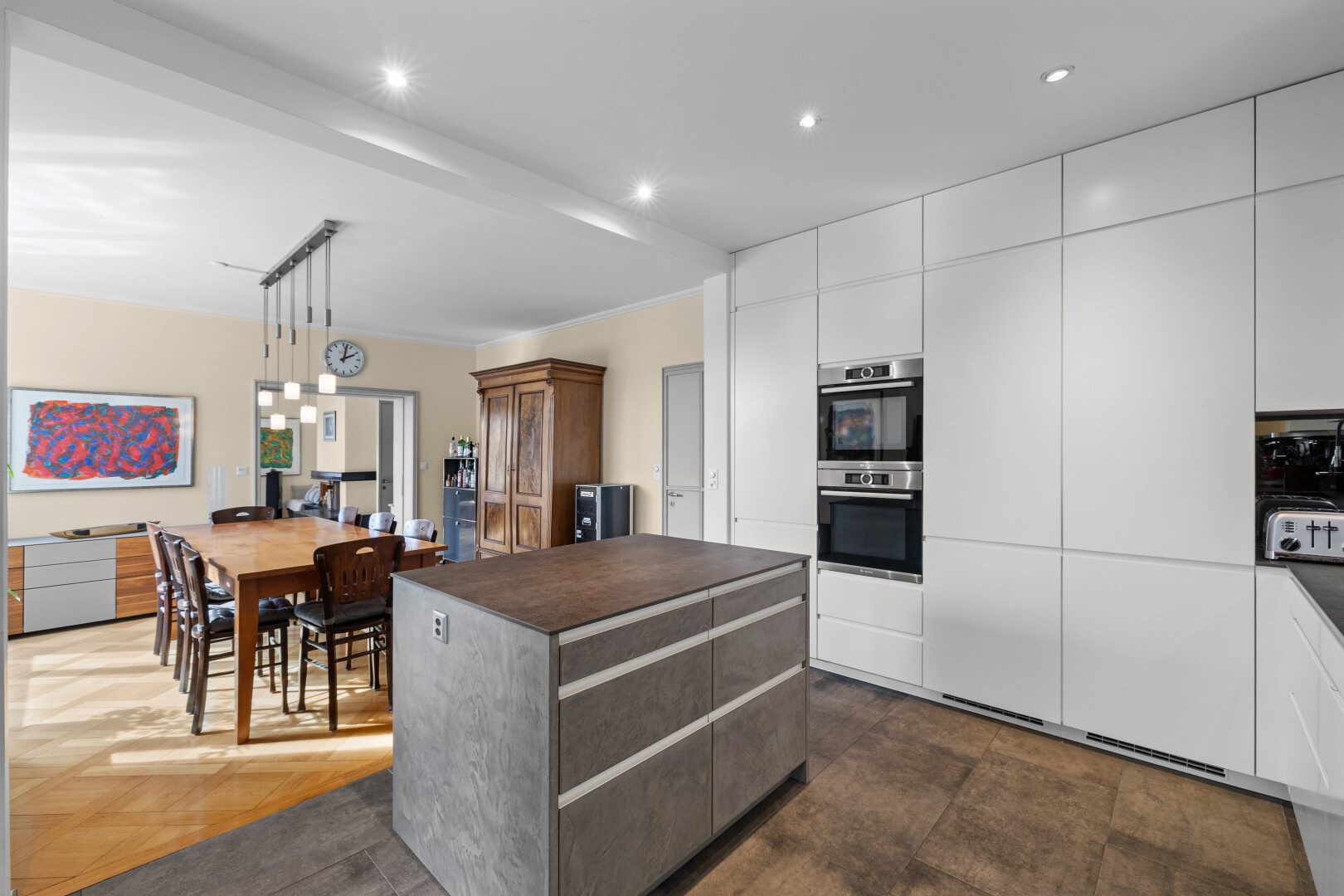 cuisine avec plans de travail, dark countertops, armoires à panneau plat, flat panel cabinets, et inside property