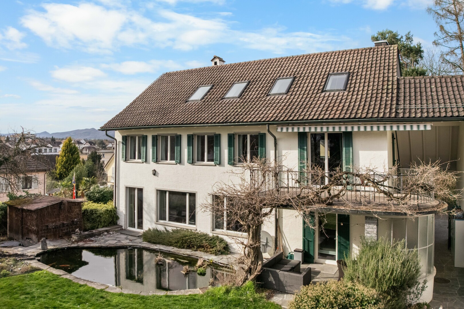 façade avec day time, balcon, toit en tuiles, cheminée, et terrasse