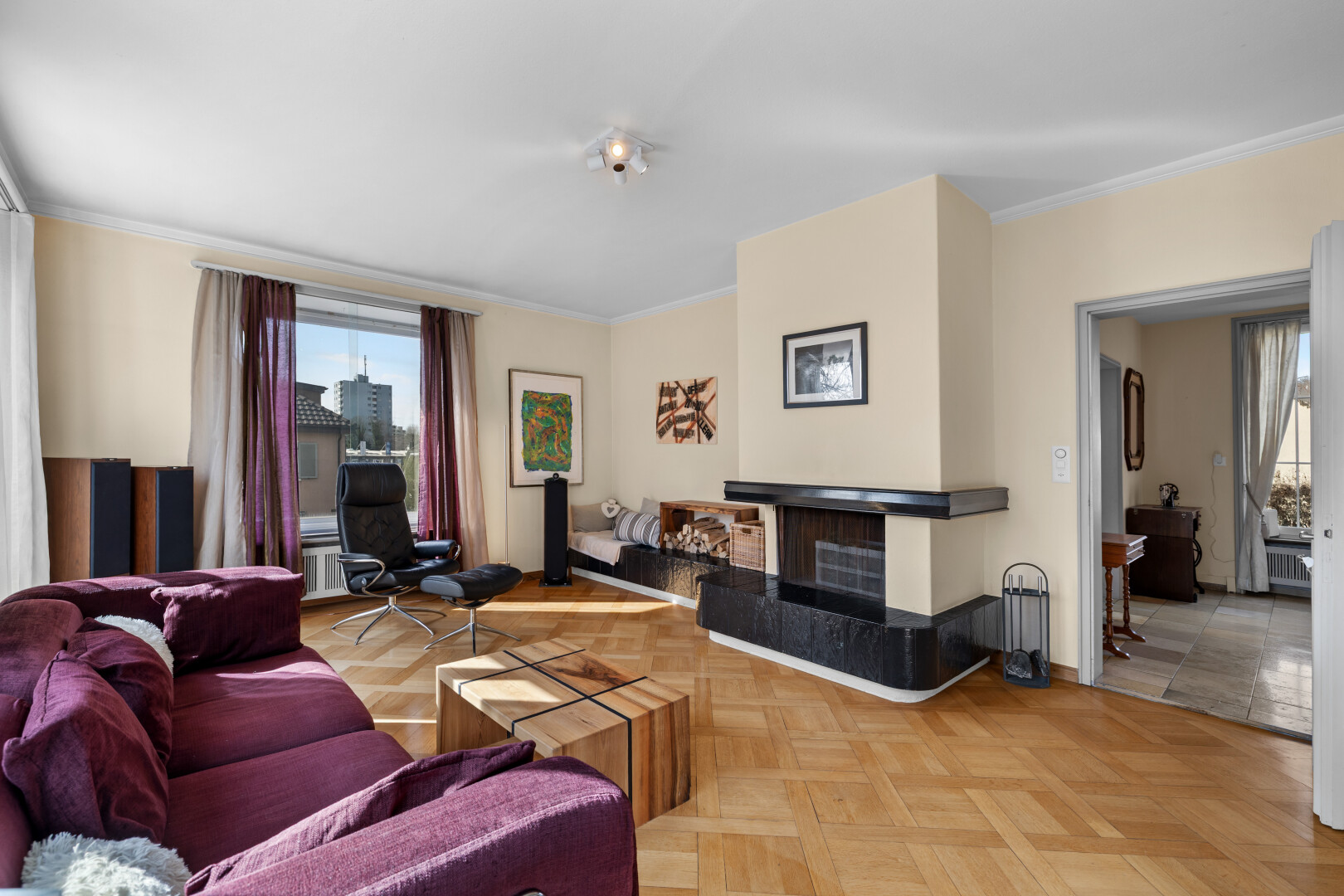 salon avec moulures, crown molding, parquet floor, cloison sèche, et drywall