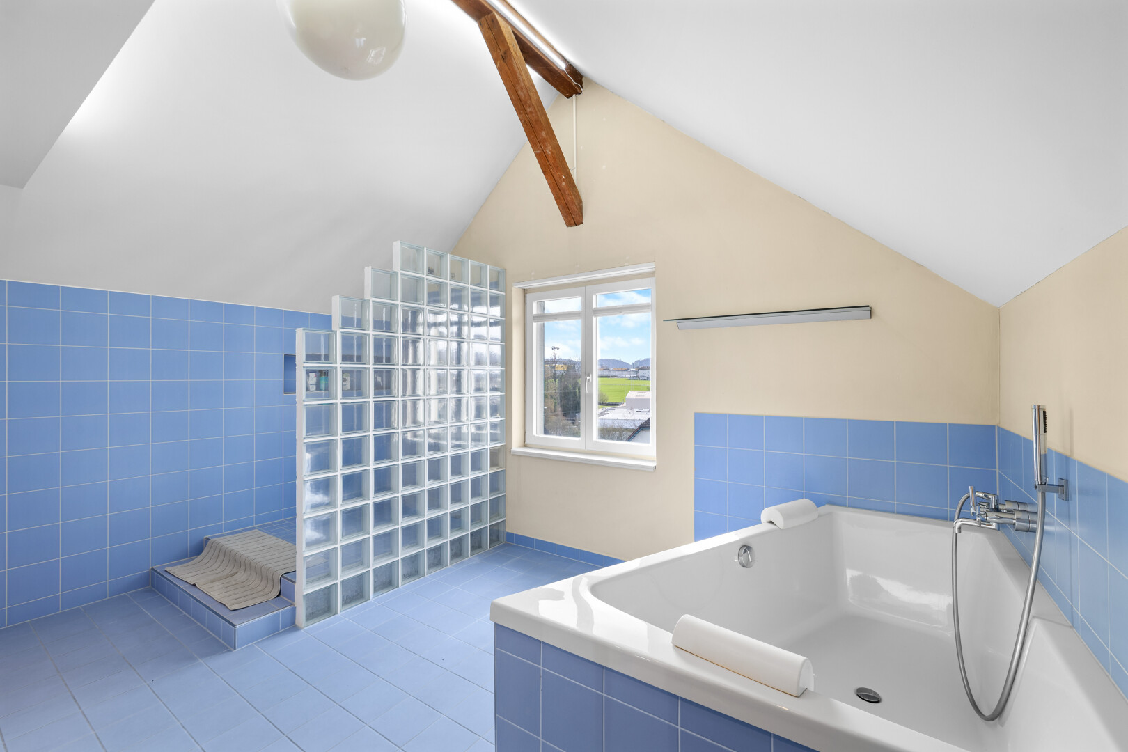 salle de bains avec salle de bain complète, plafond à poutres, beamed ceiling, bain, et inside property
