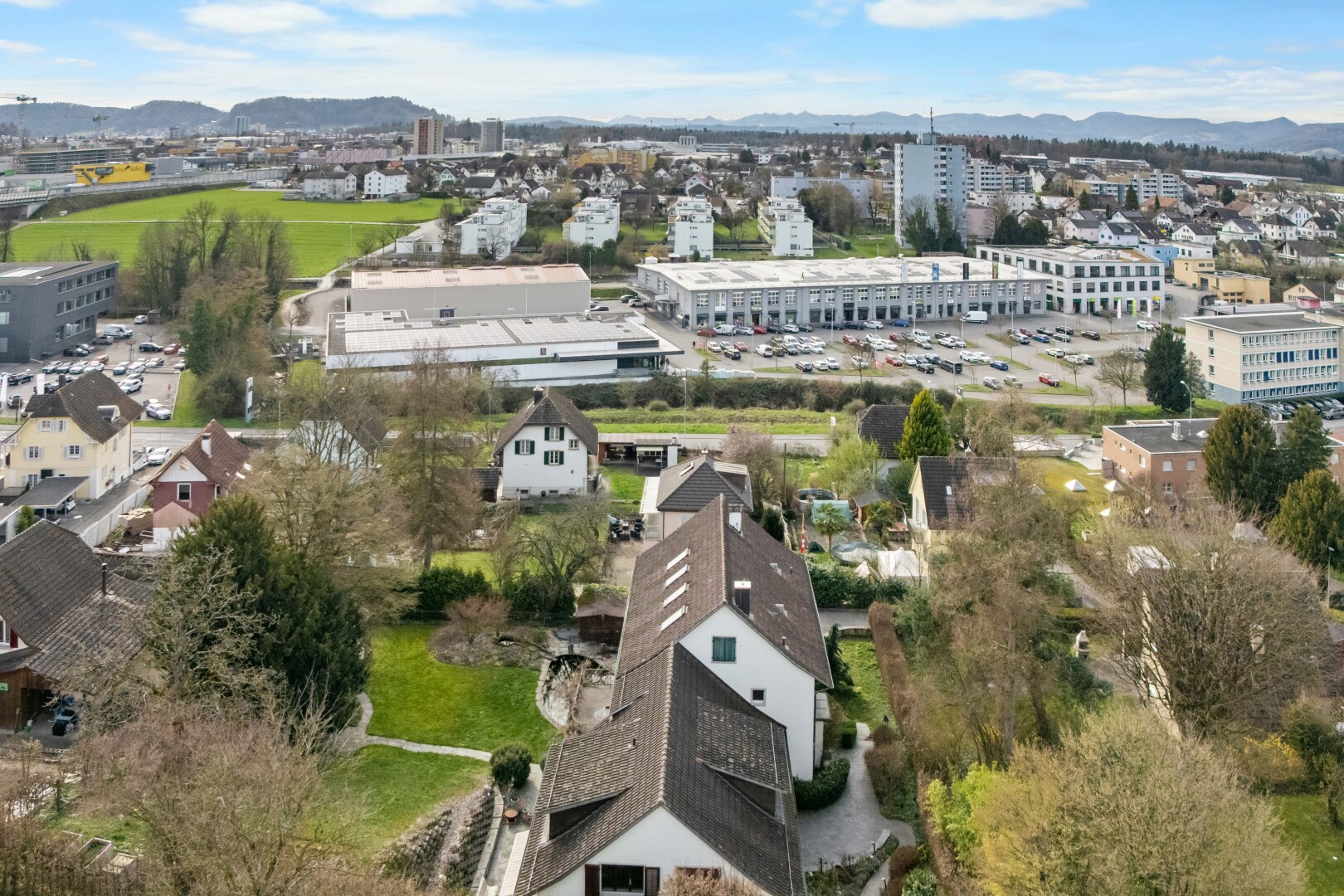 extérieur du bâtiment avec vue sur la montagne, mountain view, day time, et aerial view