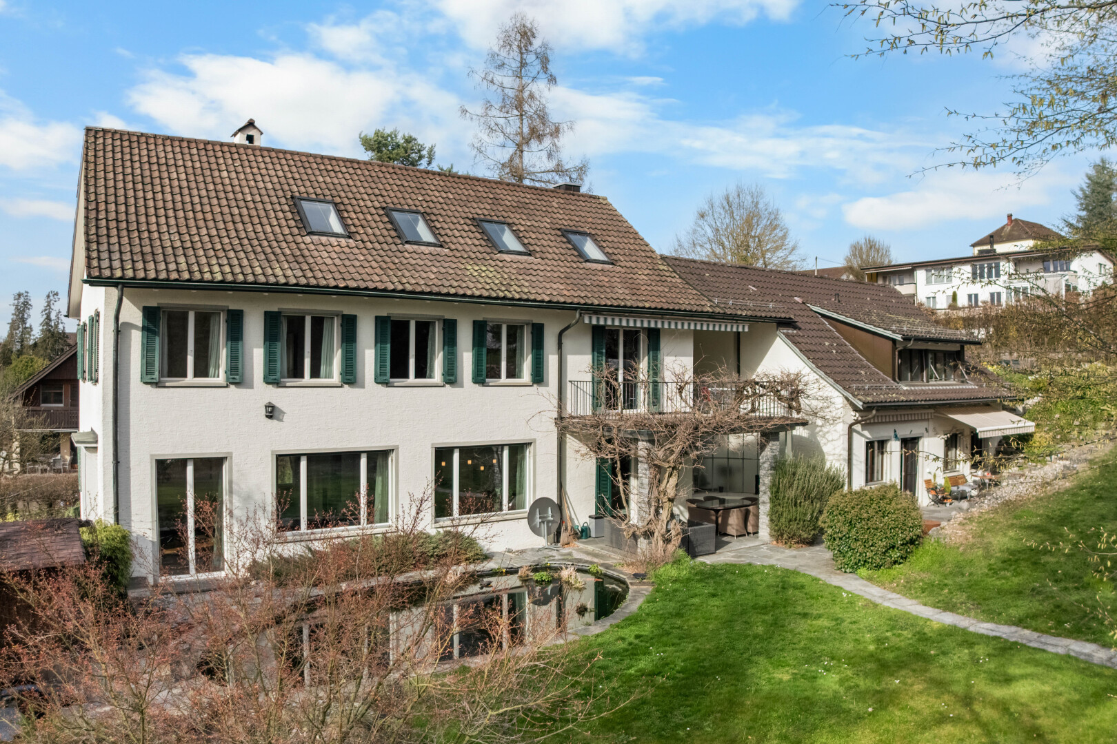 façade avec balcon, toit en tuiles, day time, pelouse, et bardage en stuc