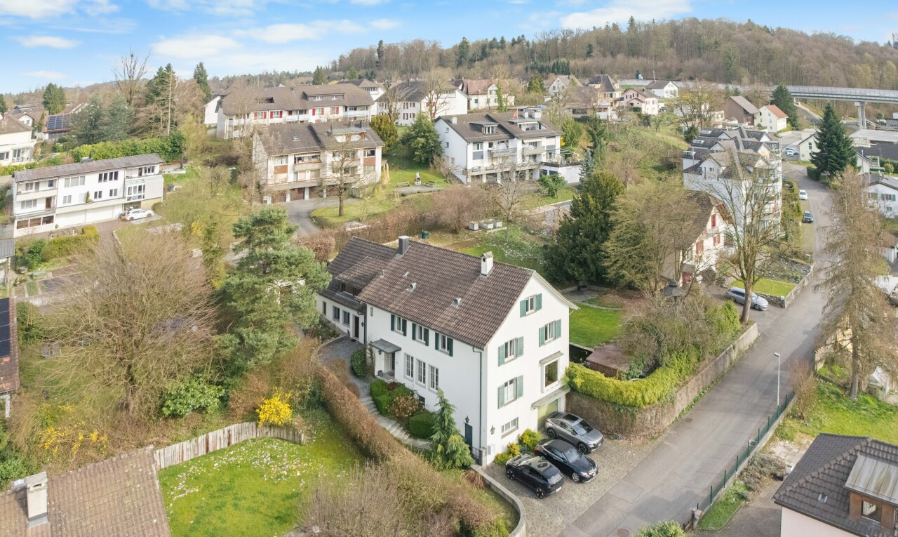 façade avec day time, clôture, et drone view