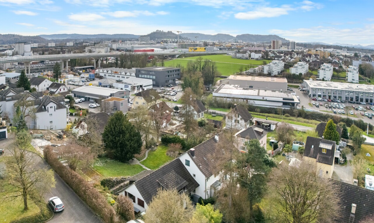 extérieur du bâtiment avec aerial view, day time, et vue sur la montagne