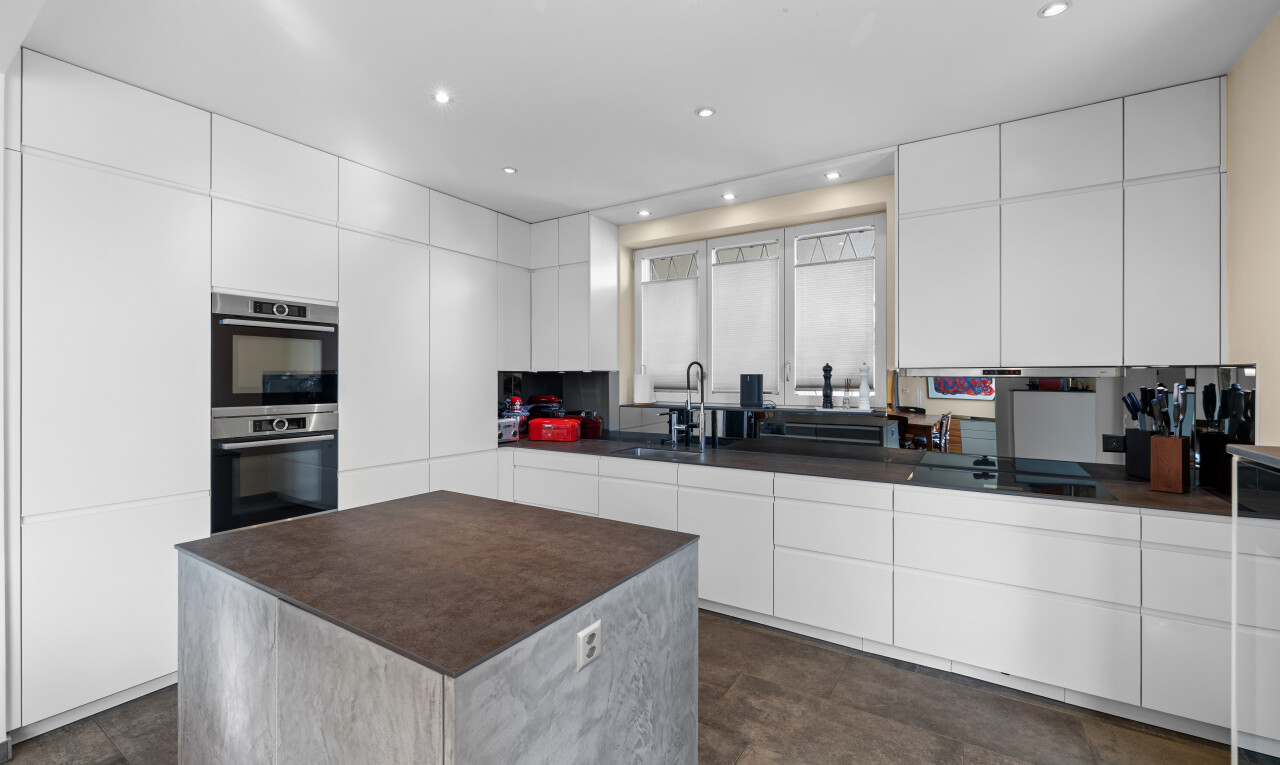 cuisine avec flat panel cabinets, armoires à panneau plat, dark floor, white cabinets, et armoires blanches