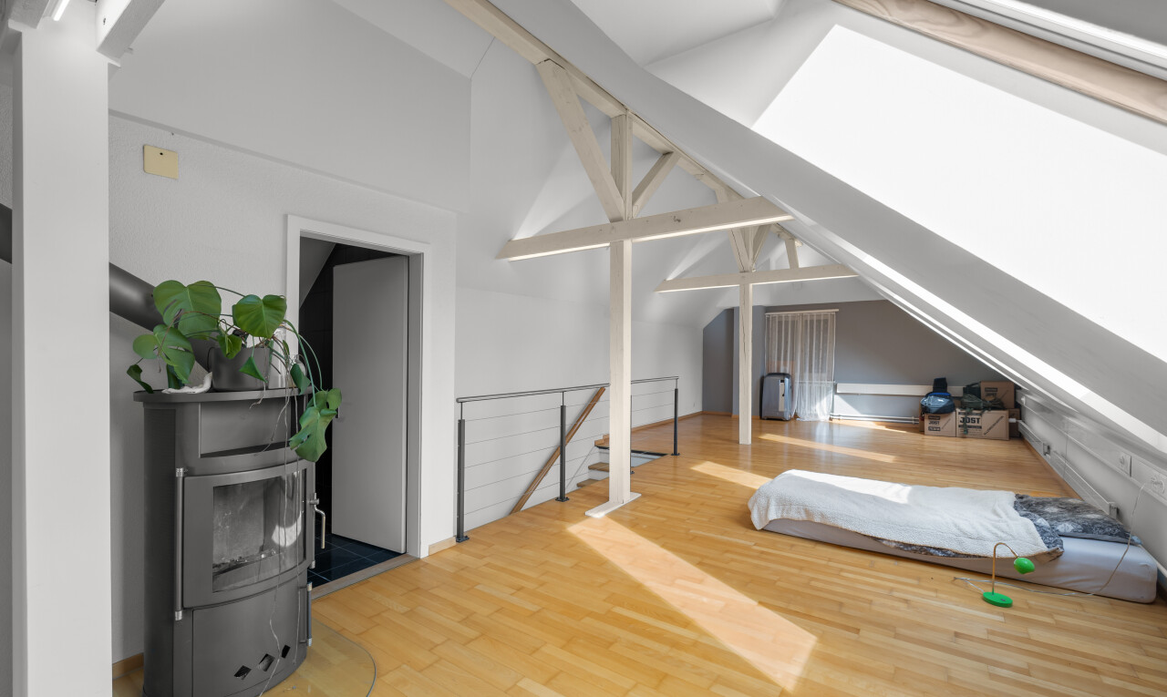 chambre avec plafond voûté, vaulted ceiling, sol en finition bois, wood finish floor, et inside property