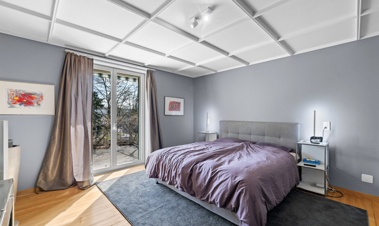 chambre avec plafond à caissons, coffered ceiling, sol en finition bois, wood finish floor, et cloison sèche
