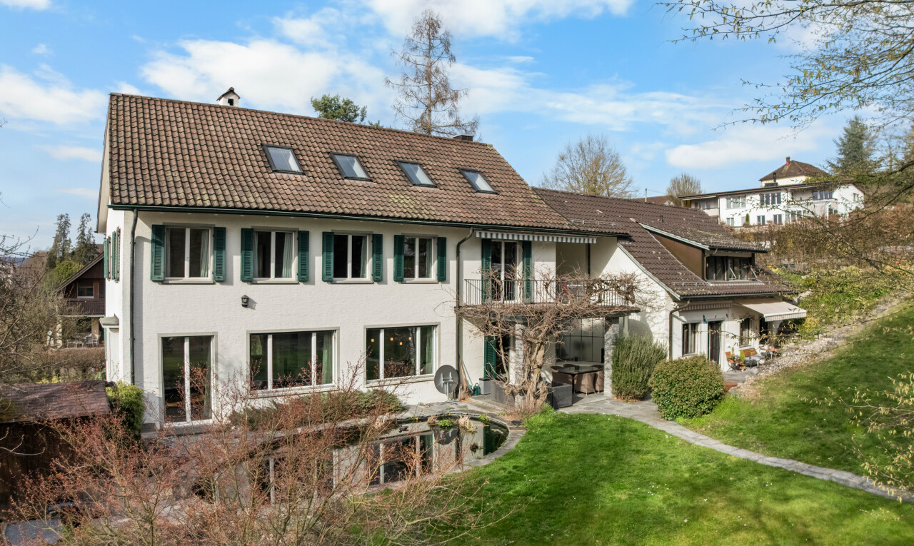 façade avec balcon, toit en tuiles, day time, pelouse, et bardage en stuc