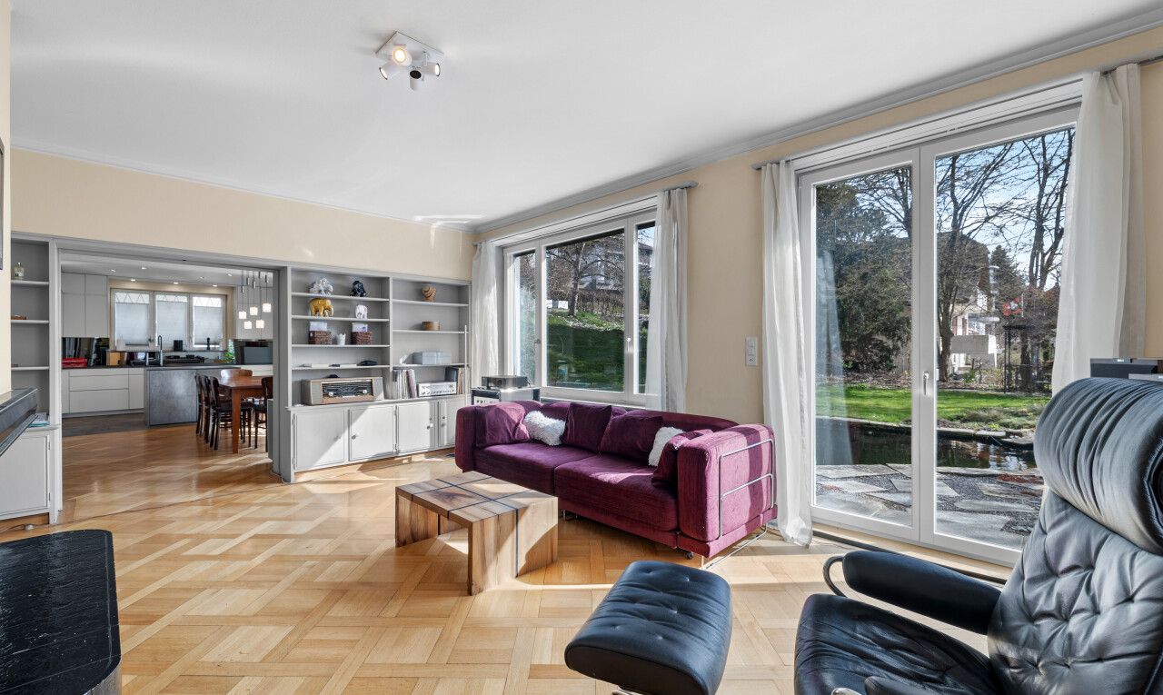salon avec parquet floor, sol en finition bois, wood finish floor, inside property, et lumière naturelle