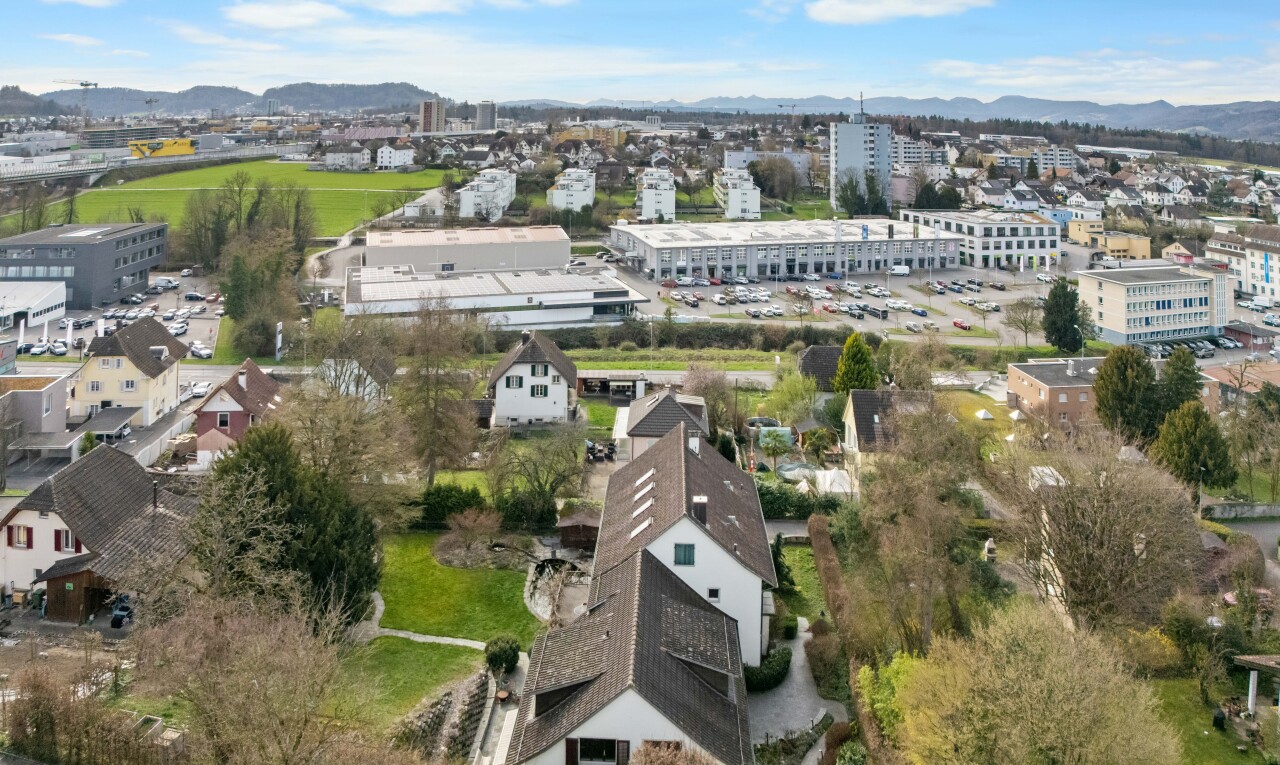 extérieur du bâtiment avec vue sur la montagne, mountain view, day time, et aerial view
