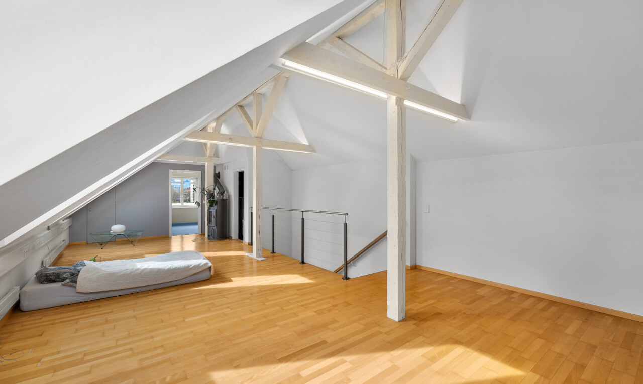 chambre avec sol en finition bois, wood finish floor, plafond voûté, vaulted ceiling, et inside property
