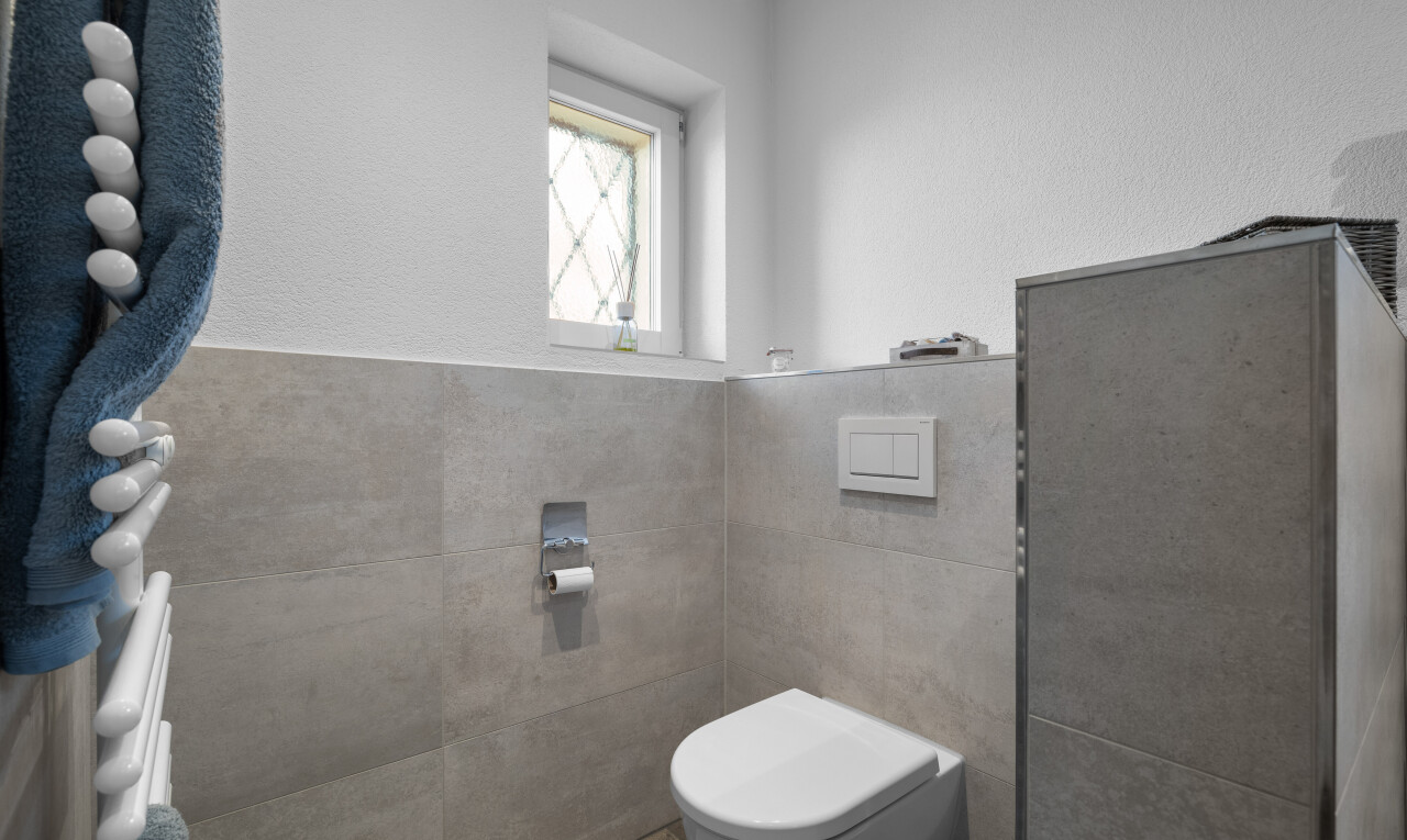salle de bains avec tile wall, mur en carrelage, inside property, natural light, et lumière naturelle
