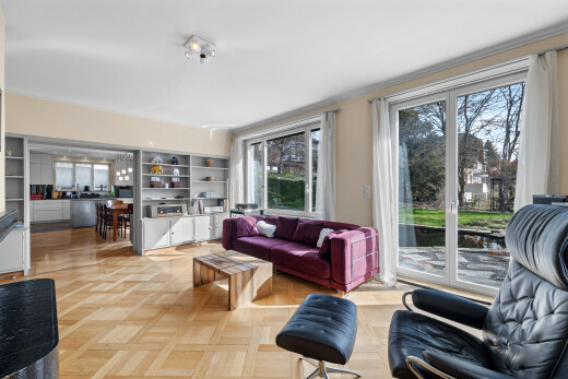 salon avec parquet floor, sol en finition bois, wood finish floor, inside property, et lumière naturelle