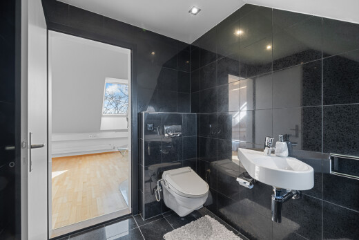 salle de bains avec mur en carrelage, tile wall, sol en carrelage, tile floor, et inside property
