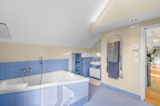 salle de bains avec salle de bain complète, sol en carrelage, tile floor, cloison sèche, et drywall