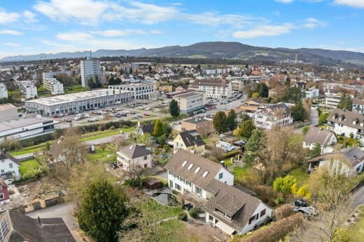 extérieur du bâtiment avec vue sur la montagne, mountain view, day time, vue sur la ville, et city view