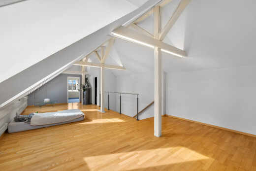 chambre avec sol en finition bois, wood finish floor, plafond voûté, vaulted ceiling, et inside property