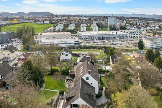 extérieur du bâtiment avec vue sur la montagne, mountain view, day time, et aerial view