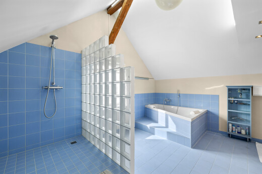 salle de bains avec plafond voûté, vaulted ceiling, salle de bain complète, sol en carrelage, et tile floor