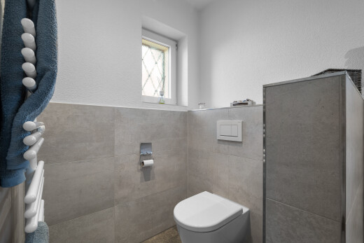 salle de bains avec tile wall, mur en carrelage, inside property, natural light, et lumière naturelle