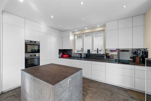 cuisine avec flat panel cabinets, armoires à panneau plat, dark floor, white cabinets, et armoires blanches