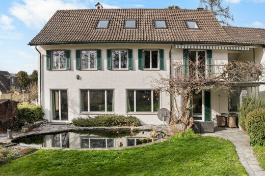 façade avec day time, pelouse, balcon, toit en tuiles, et property visible