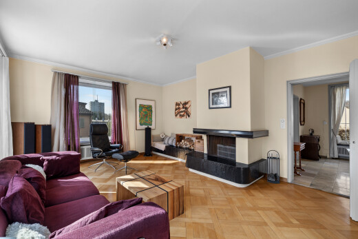 salon avec moulures, crown molding, parquet floor, cloison sèche, et drywall