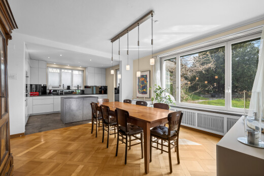 salle à manger avec parquet floor, radiateur, inside property, lumière naturelle, et natural light