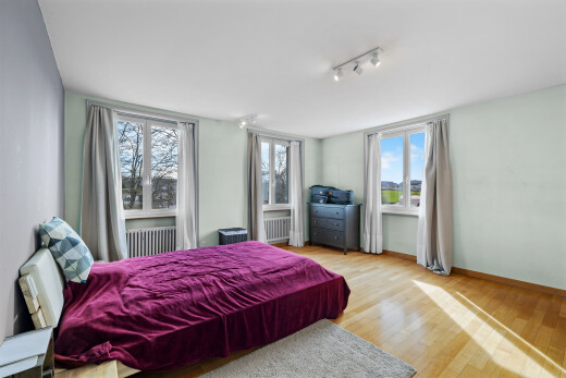 chambre avec cloison sèche, drywall, day time, sol en finition bois, et wood finish floor