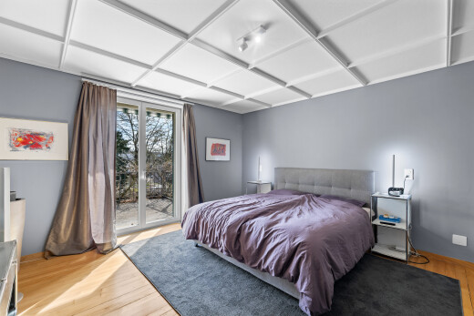 chambre avec plafond à caissons, coffered ceiling, sol en finition bois, wood finish floor, et cloison sèche