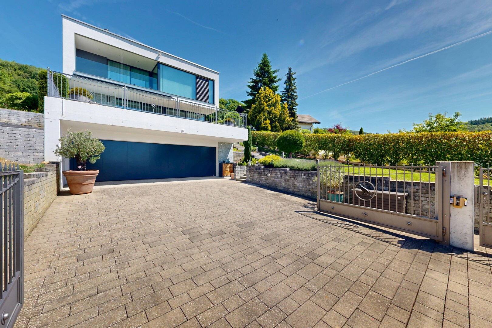 terrasse mit day time, balkon, from property, zaun, und eingebaute garage